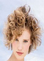fajne krótkie fryzury kręcone włosy loki, zdjęcie uczesania numer:  61